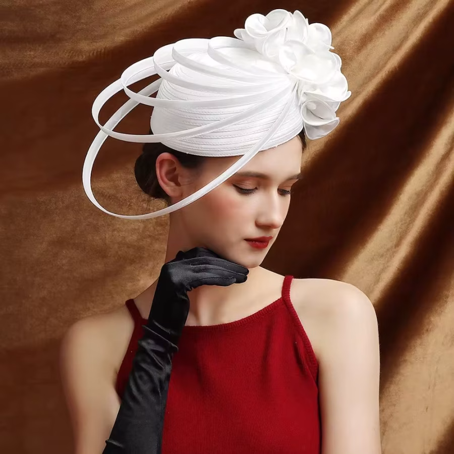 chapeau de cérémonie stylé blanc