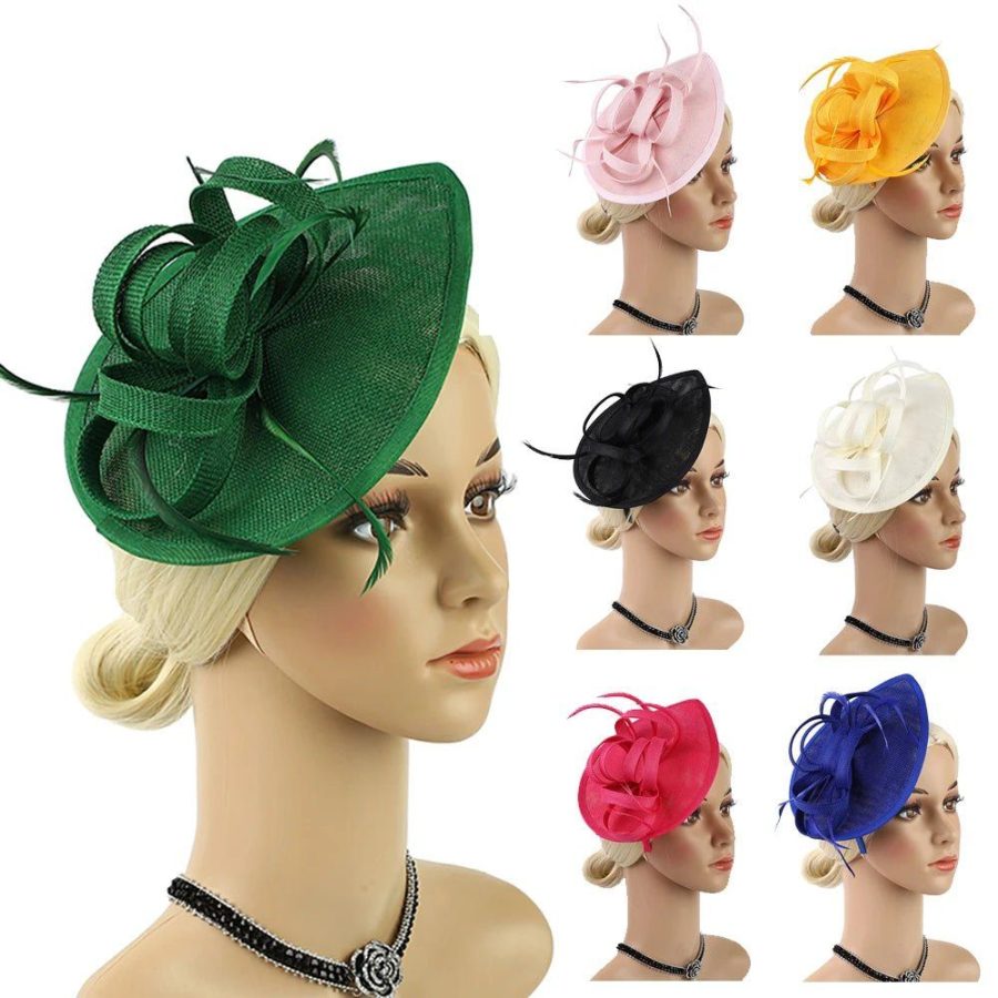 chapeau fascinant avec plumes et fleurs